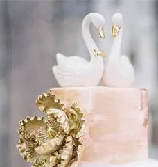Свадебные торты с лебедями