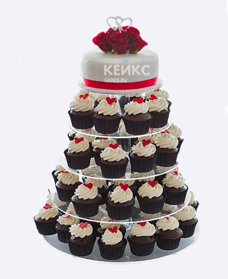 Свадебный торт с красными розами и капкейками Свадебный торт с красными розами и капкейками Фото