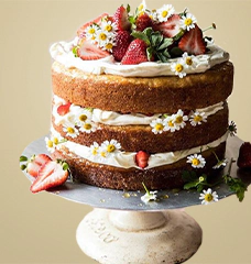 Торты с ягодами и цветами