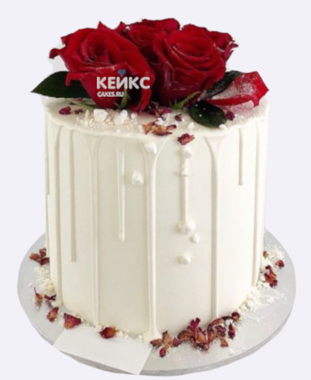 Белый торт на 8 марта с красными розами Белый торт на 8 марта с красными розами Фото