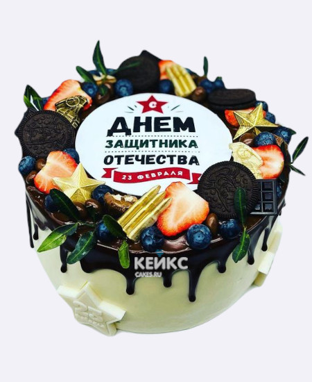 Торт на 23 февраля с венком из ягод и сладостей Торт на 23 февраля с венком из ягод и сладостей Фото
