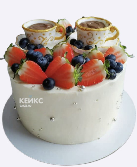 Торт на фарфоровую свадьбу с ягодами и чашками Торт на фарфоровую свадьбу с ягодами и чашками Фото
