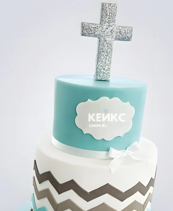 Бело-голубой торт с серебристым крестом на крещение мальчика Фото