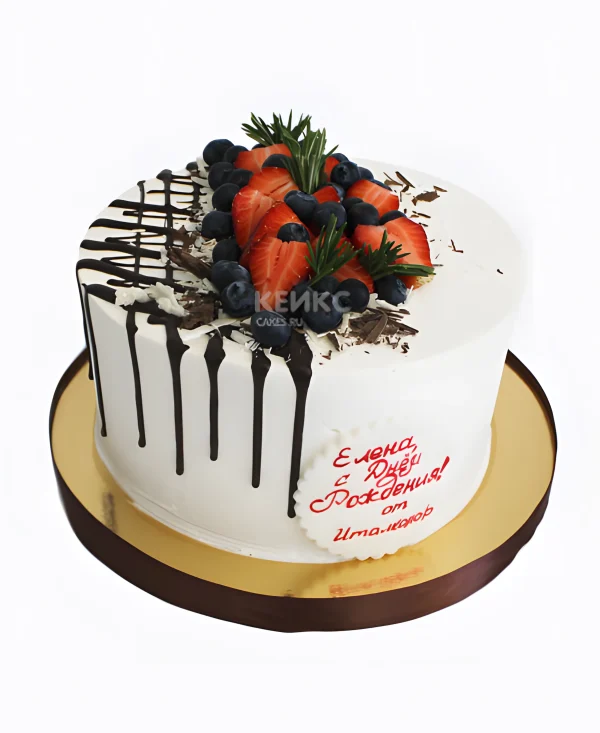 Розово-белый торт с ягодами на день рождения Фото