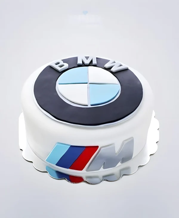 Белый торт с эмблемой БМВ Фото