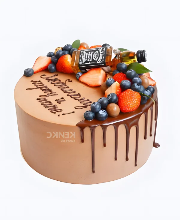 Интересный торт с ягодами и бутылкой виски Фото