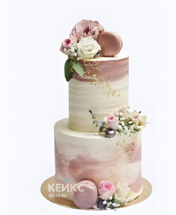 Изумительный торт с живыми цветами и макарон Фото