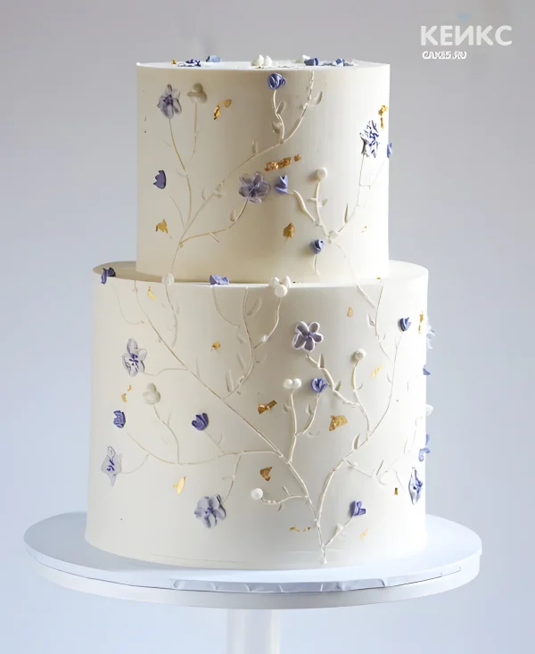 Эстетичный торт с мелкими кремовыми цветами Фото