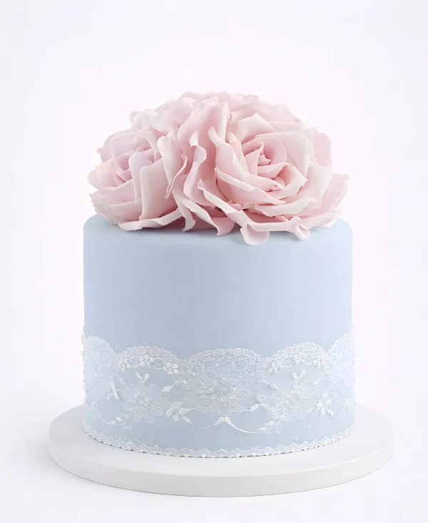 Голубой торт с кружевами и розами Фото