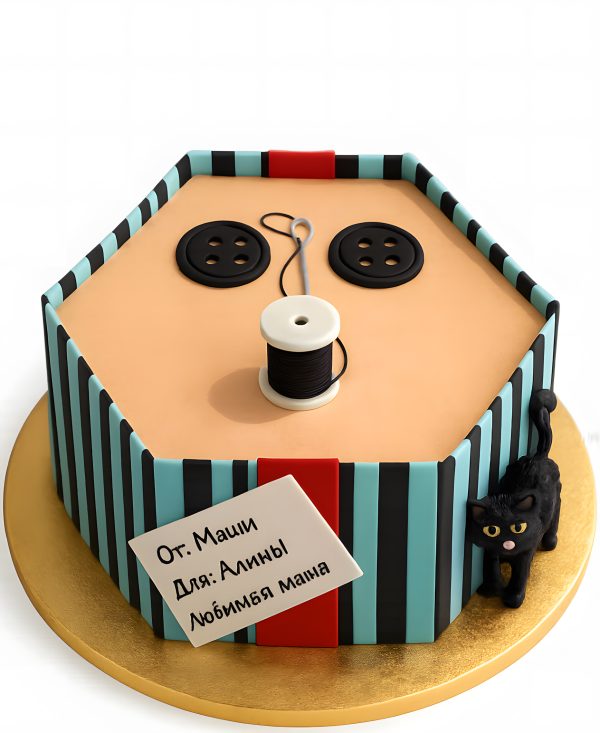 Торт в стиле бенто с пуговицами и Коралиной Фото