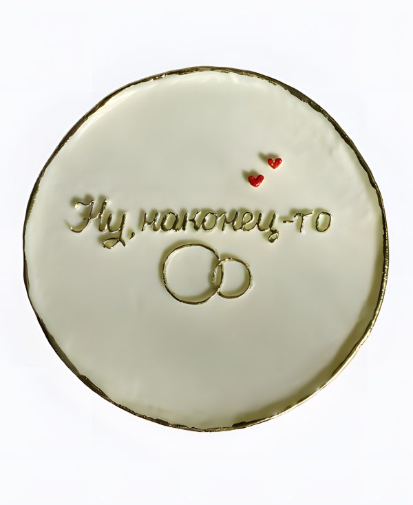 Белый бенто-торт с сердечками и кольцами Фото