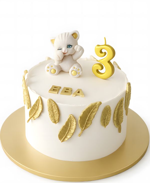 Белый торт с котиком Фото