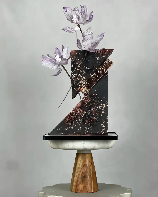 Стильный геометричный торт с цветами Фото