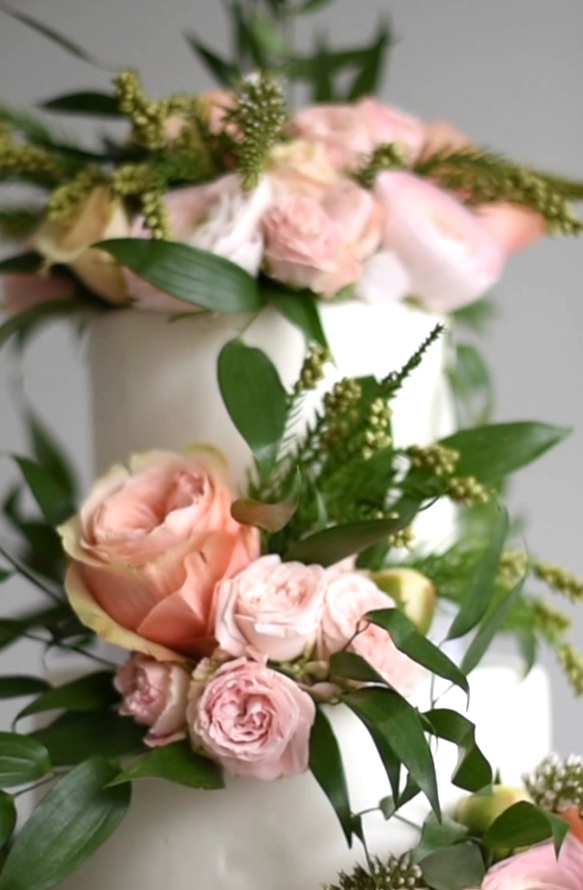 Видео свадебный торт с живыми цветами