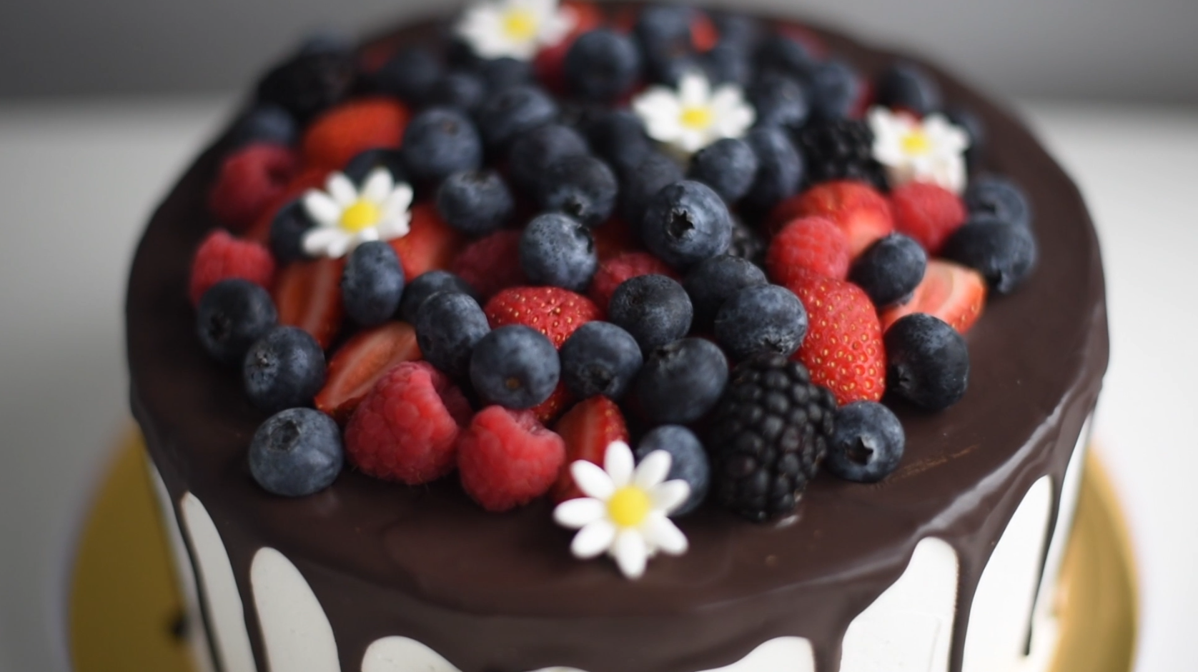 Видео торт с шоколадными подтеками