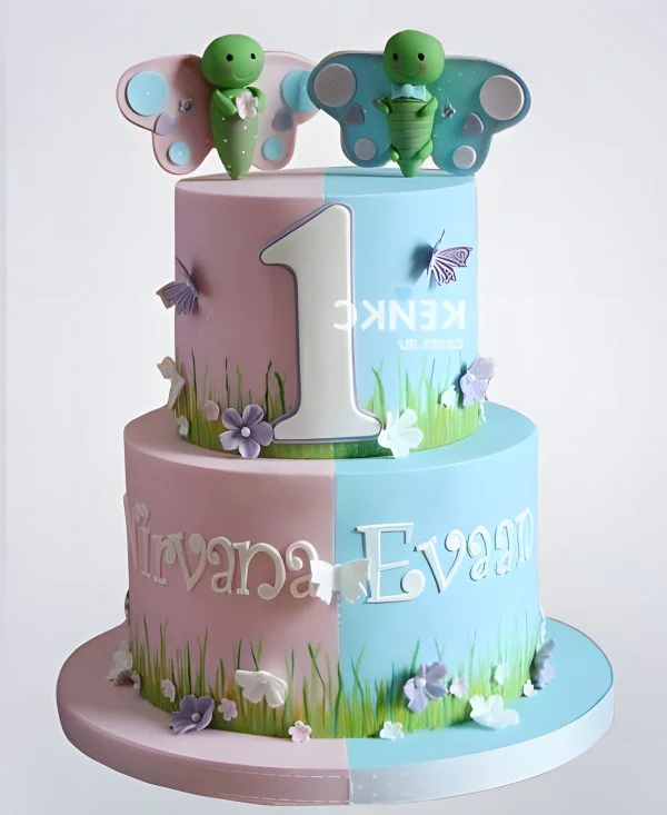 Двухцветный торт с бабочками на природе Фото