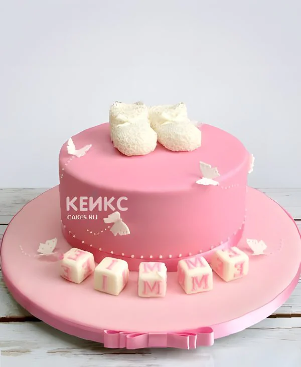 Яркий розовый торт с белыми пинетками Яркий розовый торт с белыми пинетками Фото