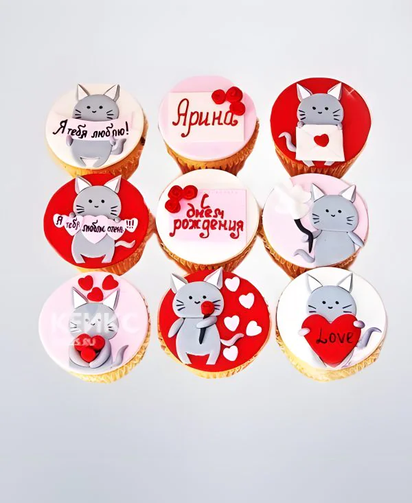 Капкейки девушке с котиками и сердечками Фото