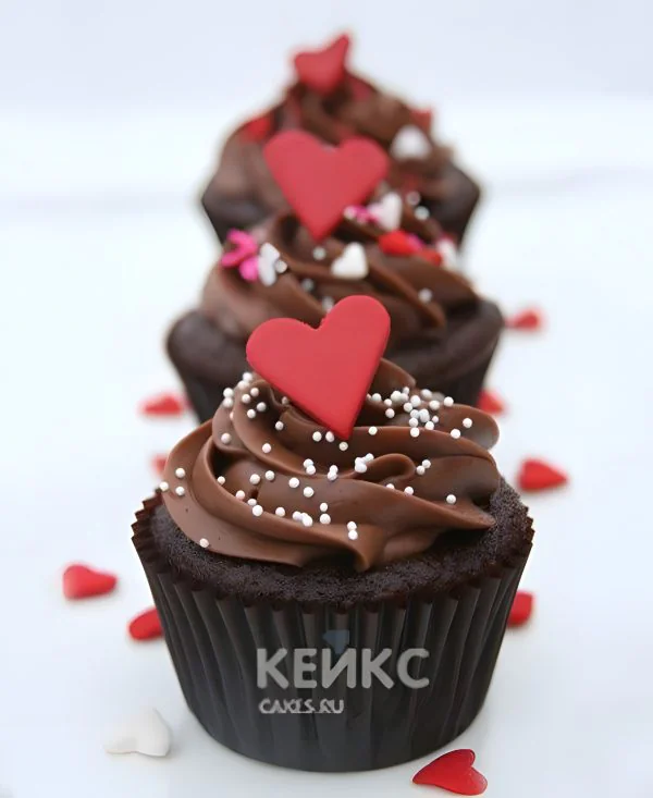 Шоколадные капкейки девушке с красными сердцами Фото