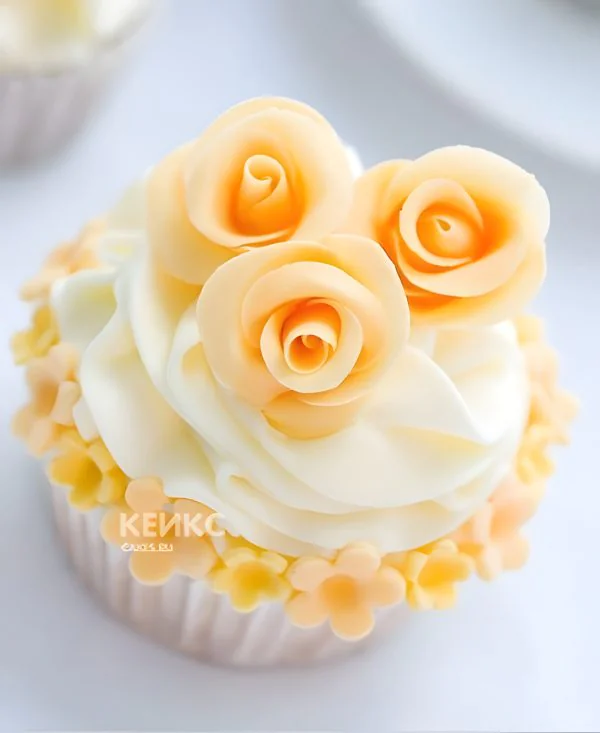 Красочные капкейки с желтыми розами для мамы Фото