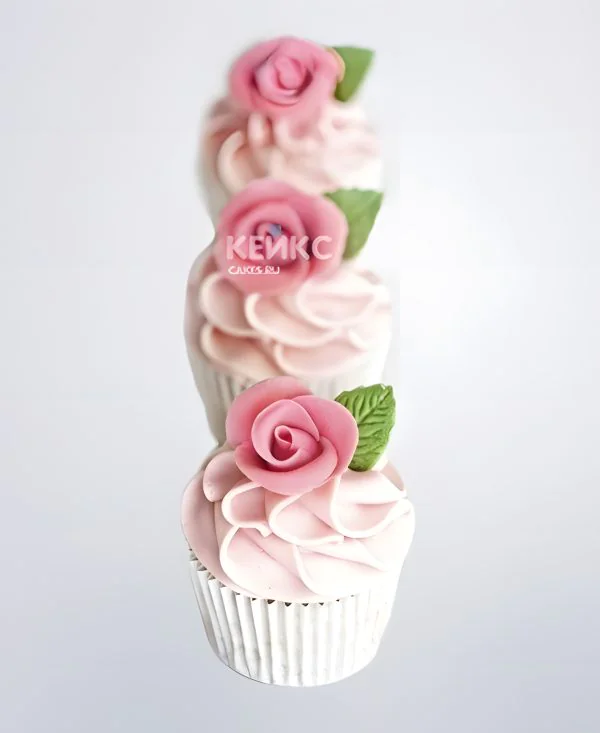 Капкейки любимой маме с кремом и цветком из мастики Фото