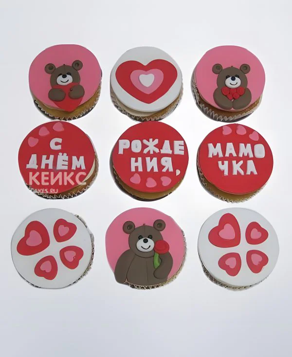 Милые капкейки с медвежатами и надписью для мамы Фото
