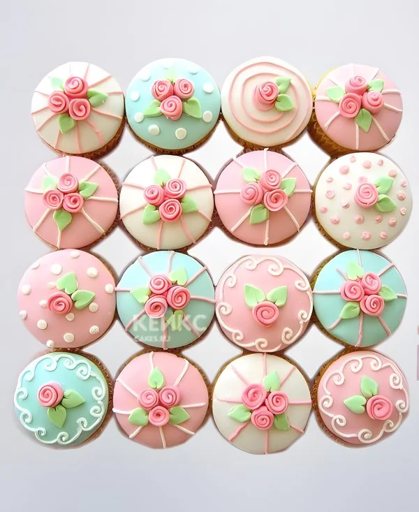 Бирюзово-розовые капкейки с маленькими цветочками для мамы Фото