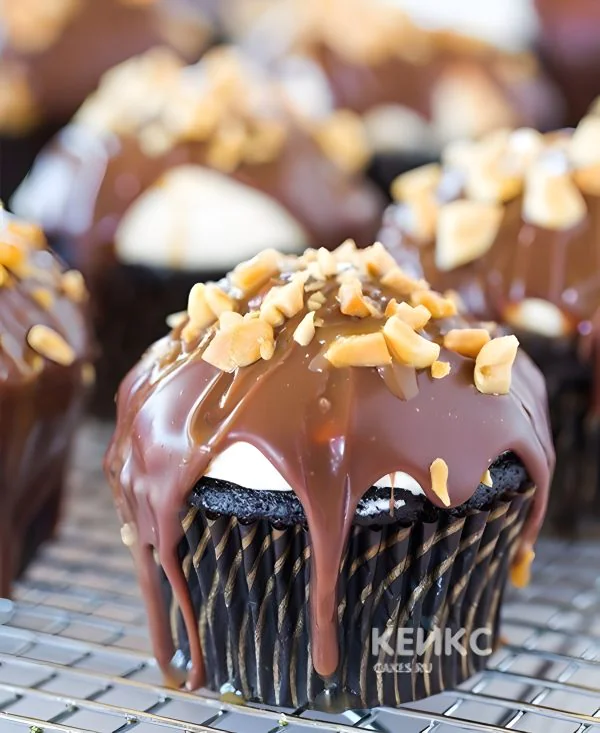 Капкейки парню с глазурью и орехами Фото