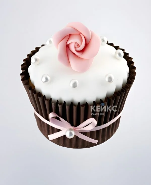 Капкейки подруге с розовыми цветками и бантиками Фото