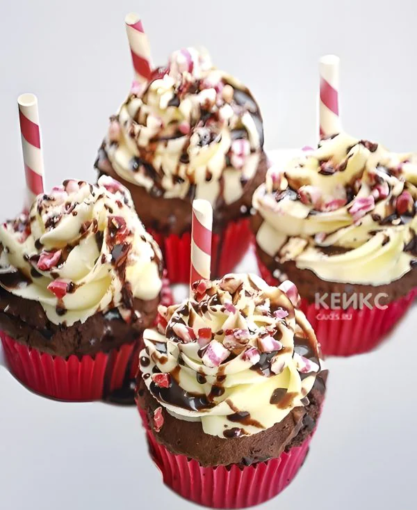 Яркие капкейки для сестры с глазурью и карамелью Фото