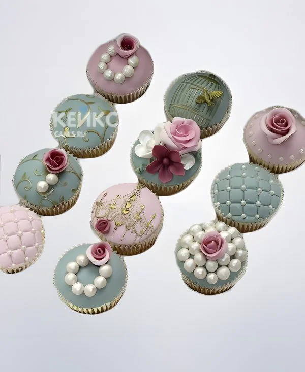 Красивые капкейки с маленькими цветочками для свекрови Фото