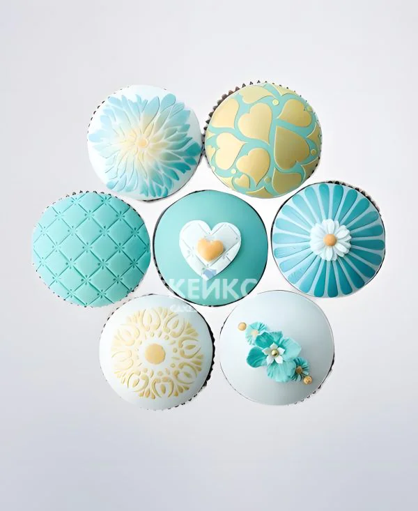 Бирюзовые капкейки с цветами для свекрови Фото
