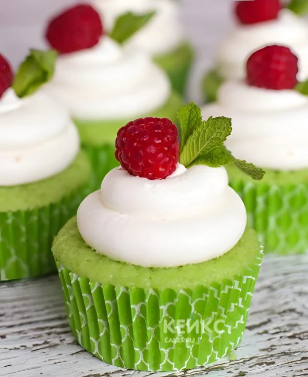 Ягодные капкейки с белым кремом и малиной Фото