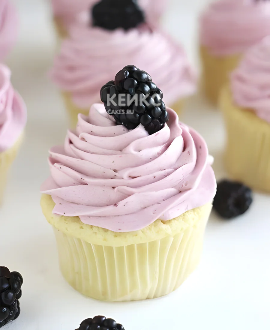 Капкейки с розовым кремом и ежевикой Капкейки с розовым кремом и ежевикой Фото