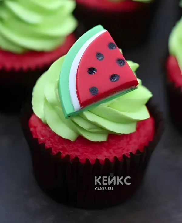 Яркие ягодные капкейки украшенные долькой арбуза Яркие ягодные капкейки украшенные долькой арбуза Фото