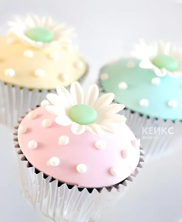 Разноцветные капкейки в горошек с ромашками на годик Фото