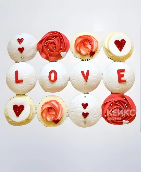 Капкейки на годовщину с сердечками и надписями Фото