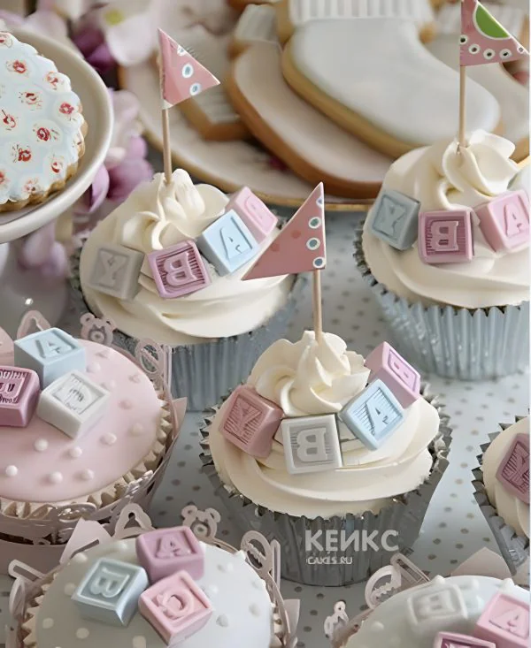 Капкейки с кубиками и флажками на рождение Фото