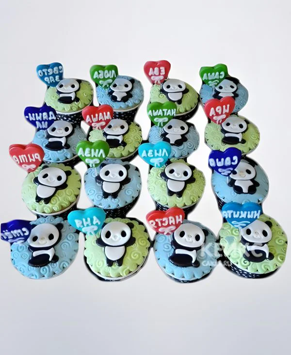 Капкейки с пандами на выпускной в детский сад Фото