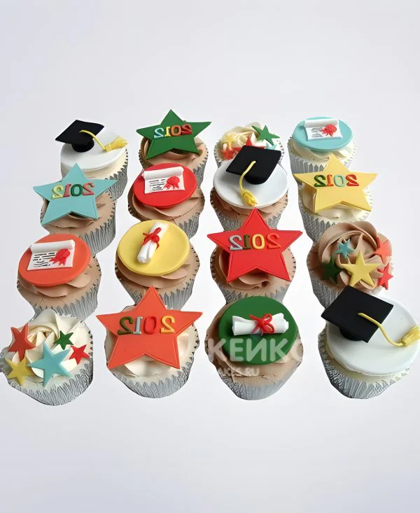 Капкейки на выпускной в школу с разноцветными звездами Фото