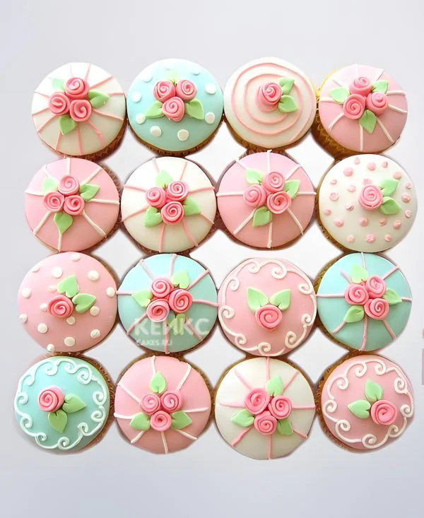 Капкейки с кремовыми цветами Фото