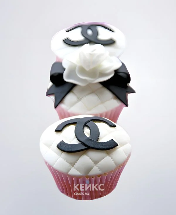 Черно-белые стеганные капкейки с логотипом Шанель Фото