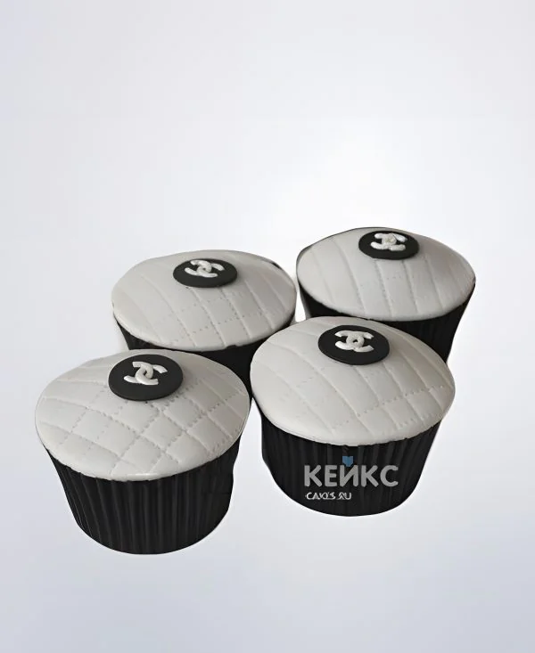 Белые капкейки с логотипом Шанель Фото