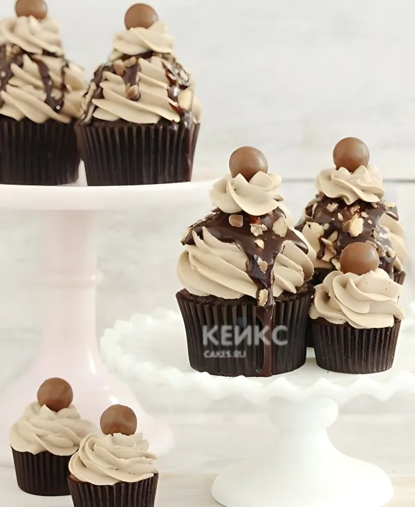 Оригинальные шоколадные капкейки с кремом Оригинальные шоколадные капкейки с кремом Фото