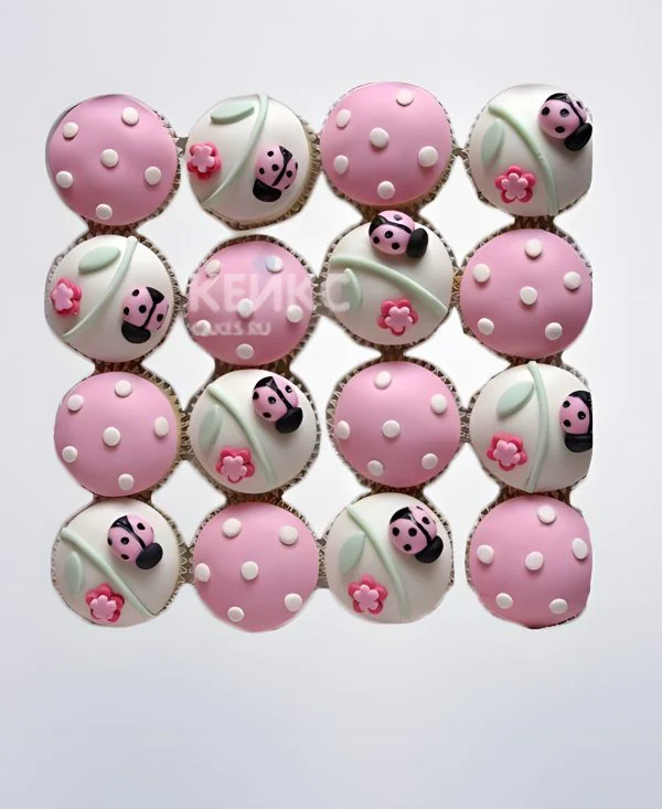 Бело-розовые капкейки с божьими коровками для девочки в детский сад Фото