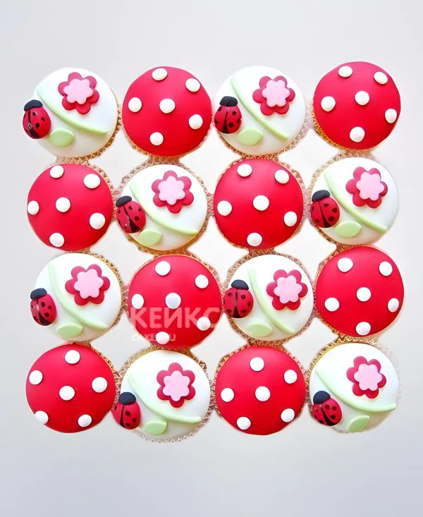 Капкейки Божья Коровка для девочки в школу Фото