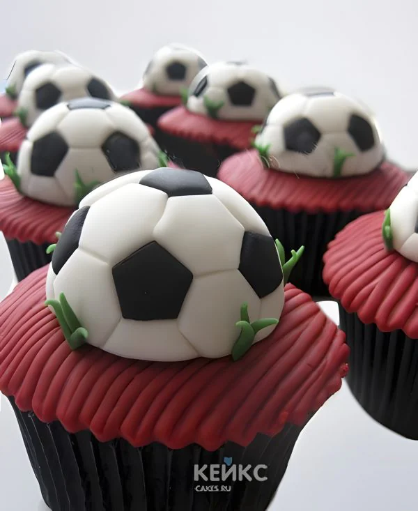 Капкейки в школу мальчику с футбольными мячами Фото