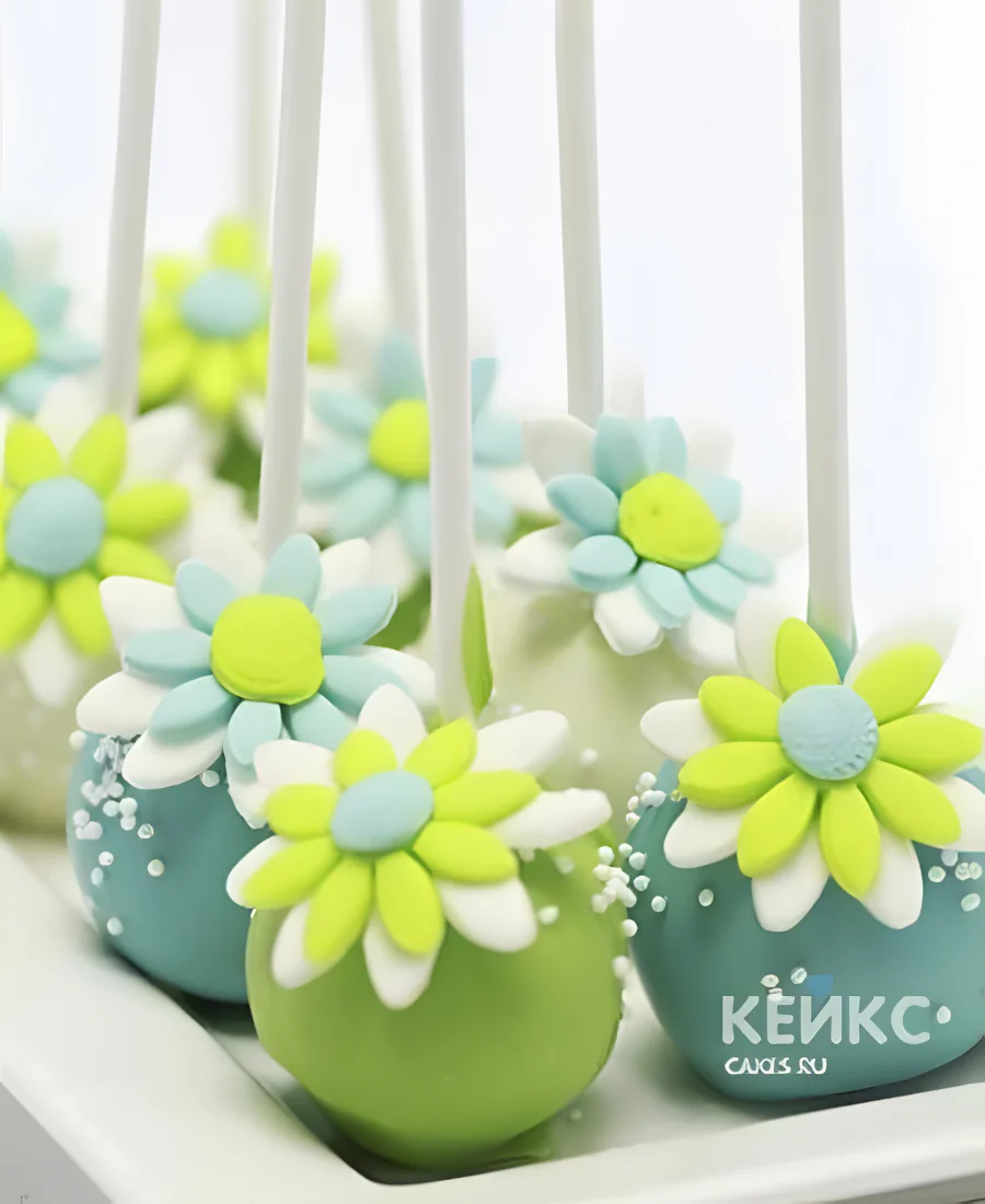 Капкейки кейк попсы с зелеными и голубыми цветами Капкейки кейк попсы с зелеными и голубыми цветами Фото