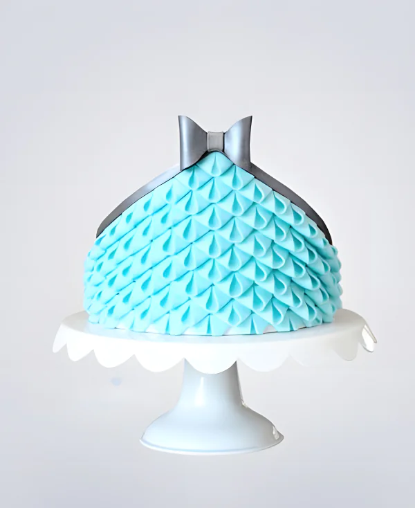 Милый голубой торт с серебристым бантом Милый голубой торт с серебристым бантом Фото
