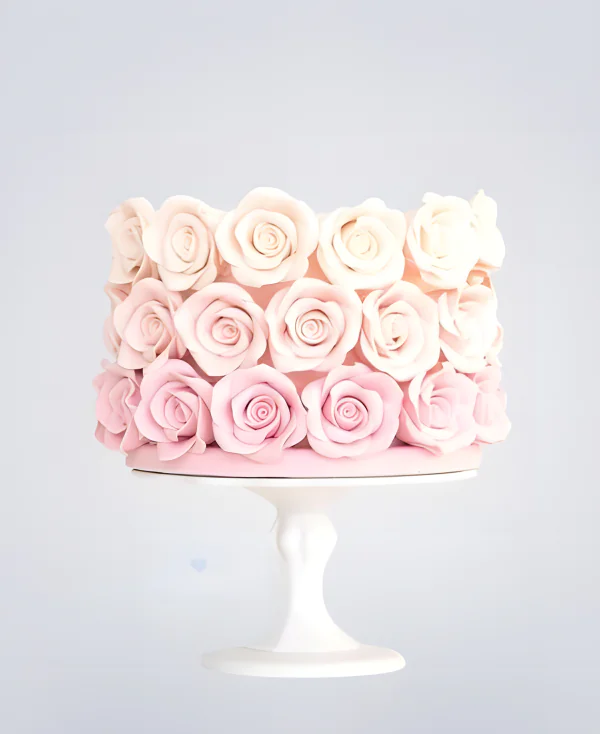 Нежно-розовый торт украшенный кремовыми цветами Фото